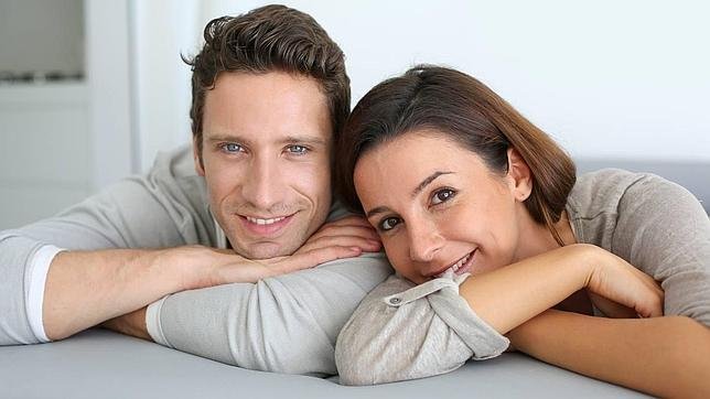 Pareja sonriendo